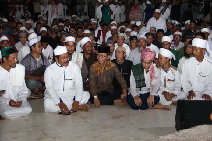 Wakil Walikota Batam, Amsakar Achmad (tengah batik cokelat panjang) saat menghadiri acara Tabligh Akbar  di Masjid Sultan Mahmud Riayat Syah Tanjunguncang, Batuaji, Sabtu (10/6/2023). (Foto : abyaqsa ramadan - batamtv.com)