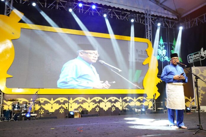 (Foto : abyaqsa ramadan - batamtv.com) Kenduri Seni Melayu (KSM) ke-25 ini resmi ditutup Setdako Batam Jefridin, Kamis (15/6/2023) malam. KSM Tahun 2023 sukses memukau penonton dengan menampilkan kesenian nusantara dan mancanegara. (Foto : abyaqsa ramadan - batamtv.com)