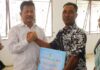 read news -Asyik, Jalan di Belakang Padang bakal Ditata Walikota Batam saat penyerahan secara simbolis insentif bagi 113 RT dan RW serta 6 LPM dan penyerahan 112 sertifikat tanah melalui program PTSL. (Foto : abyaqsa ramadan - batamtv.com)
