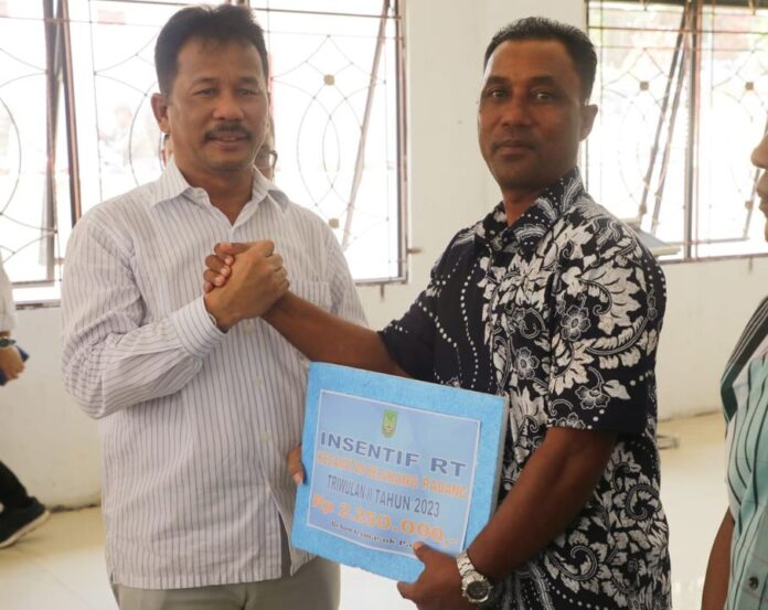 Walikota Batam saat penyerahan secara simbolis insentif bagi 113 RT dan RW serta 6 LPM dan penyerahan  112 sertifikat tanah melalui program PTSL. (Foto : abyaqsa ramadan - batamtv.com)