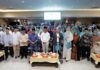 read news – Halal Bihalal Samira Travel, Dua Warga Batam Umroh Gratis Walikota Batam HM Rudi (tengah kemeja putih) saat bersama para jamaah, calon jamaah, alumni dan mitra Samira Travel Batam. ( Foto: abyaqsa ramadan - batamtv.com)