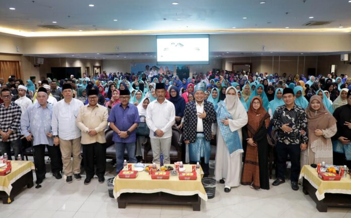 Walikota Batam HM Rudi (tengah kemeja putih) saat bersama para jamaah, calon jamaah, alumni dan mitra Samira Travel Batam. ( Foto: abyaqsa ramadan - batamtv.com)