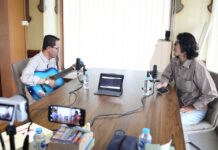 read news – Ngobrol Bareng Bersama Amsakar soal Penyebaran Informasi Wakil Walikota Batam Amsakar Achmad (kiri) saat diundang Go Kepri Podcast ke Kantor Media Go Kepri Lantai 1 Hotel PIH Batamcenter, Kamis (22/6/2023) siang. (foto : muhammad amin 0- batamtv.com)