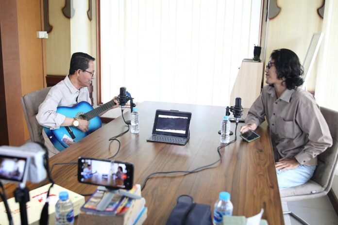 Wakil Walikota Batam Amsakar Achmad (kiri) saat diundang Go Kepri Podcast  ke  Kantor Media Go Kepri Lantai 1 Hotel PIH Batamcenter, Kamis (22/6/2023) siang. (foto : muhammad amin 0- batamtv.com)