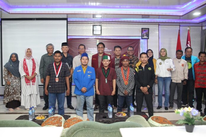 (Foto : abyaqsa ramadan - batamtv.com) Wakil Walikota Batam , Amasakar Achmad (saft belakang, kelima dari kiri) saat Pelantikan DPD Ikatan Mahasiswa Muhammadiyah (IMM) Kepulauan Riau di Aula KH Ahmad Dahlan SMK Muhammadiyah 1 Batam, Kamis (22/6/2023) (Foto : abyaqsa ramadan - batamtv.com)