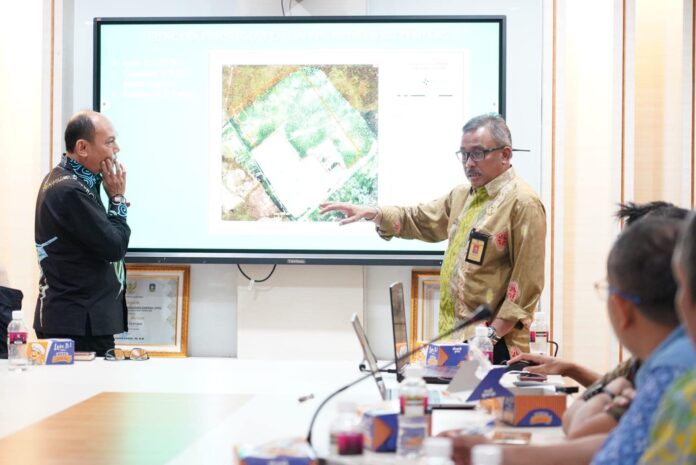 Kepala Dinas Perumahan Rakyat, Permukiman dan Pertamanan (Perkimtan) Kota Batam, Eryudhi Apriadi (kiri) kepada Sekretaris Daerah Kota Batam, Jefridin, M. Pd saat Rapat Perluasan Lahan Pemakaman di Ruang Rapat Sekda lantai II Kantor Walikota, Kamis (22/06/2023). (Foto : muhammad amin - batamtv.com)