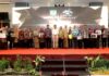 read news – Pelayanan ke Warga, Rudi: OPD Harus Terus Berinovasi Walikota Batam, HM Rudi (tengah, kemeja putih) saat Pemberian penghargaan lomba inovasi daerah tingkat Kota Batam digelar di Hotel Planet Holiday, Kamis (22/6/2023). (Foto : muhammad amin - batamtv.com)