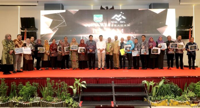 Walikota Batam, HM Rudi (tengah, kemeja putih) saat Pemberian penghargaan lomba inovasi daerah tingkat Kota Batam digelar di Hotel Planet Holiday, Kamis (22/6/2023). (Foto : muhammad amin - batamtv.com)