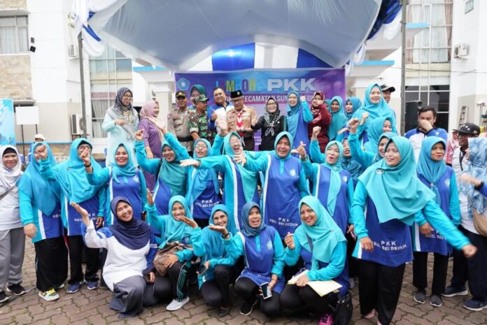 Setdako Batam Jefridin (seragam pramuka), bersama peserta Jambore Kader TP-PKK tingkat Kecamatan Sungai Beduk diikuti ratusan peserta yang berasal dari empat kelurahan di Kecamatan Sungai Beduk, yaitu Tanjungpiayu, Mangsang, Duriangkang dan Mukakuning. (Foto : muhammad amin - batamtv.com)_