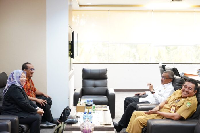 (Foto : abyaqsa ramadan - batamtv.com) Setdako Batam, Jefridin (kursi kanan, kemeja putih) menerima kunjungan Kepala Balai Guru Penggerak Provinsi Kepri, Imam Edi Priyanto di ruang kerja Sekretaris Daerah Kota Batam, Selasa (27/06/2023). (Foto : abyaqsa ramadan - batamtv.com)