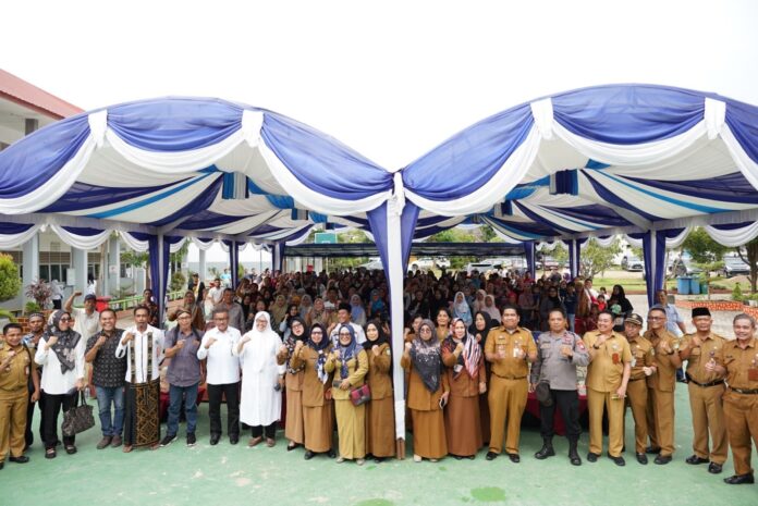 Wakil Gubernur Kepri, Marlin Agustina Rudi, dan   Pelaksana Harian Kepala Disdik Batam, Jefridin Hamid, langsung mendatangi orang tua calon murid di SD N 12 Bengkong, Selasa (27/6/2023). (Foto : abyaqsa ramadan - batamtv.com)