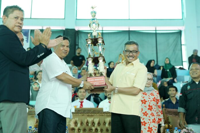 Setdako Batam, Jefridin (kanan) saat membuka Kejuaraan Sirkuit Karate BKC Batam Tahun 2023 Memperebutkan Piala Wali Kota Cup 2 digelar di Gor Raja Djafar, Sekupang, Sabtu (3/6/2023). (Foto : muhammad amin - batamtv.com)