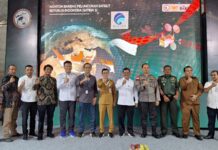 read news – Nonton Bareng Peluncuran Satelit Satria-1 dari Stasiun Bumi PT. SNT Sekupang Batam Kadis Kominfo Kepri Hasan (tengah, seragam PNS) ikut Nonton Bareng Peluncuran Satelit Republik Indonesia (Satria-1) dari Stasiun Bumi PT. SNT Sekupang Batam, Senin (19/6). Foto : muhammad amin - batamtv.com)