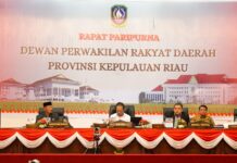 read news – Ranperda LPP APBD Kepri 2022 Disetujui untuk Disahkan Menjadi Perda Ketua DPRD Kepri Jumaga Nadeak (kedua dari kiri) dan didampingi Wakil Ketua II Raden Hari Tjahyono, Wakil Ketua III Tengku Afrizal Dahlan dan dihadiri para Anggota DPRD Kepri. (Foto : dwi susilo - batamtv.com)_