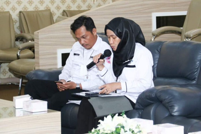 Kepala Bapelitbangda Kota Batam, Dahlina Nopilawati (kanan) menyampaikan hasil verifikasi validasi data Pensasaran Percepatan Penghapusan Kemiskinan Ekstrem (P3KE), berjumlah 228 jiwa/52 Kepala Keluarga (KK) . (Foto : muhammad amin - batamtv.com)