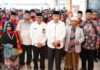 read news – Calon Jamaah Haji Batam Bersiap Terbang ke Mekkah Setdako Batam Jefridin, M. Pd saat melepas keberangkatan Jamaah Haji Khusus Tahun 1444 H/2023 M Zulindo Tour & Travel Service di Pelabuhan Internasional Sekupang, Rabu (14/06/2023). (Foto : abyaqsa ramadan - batamtv.com)