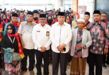 read news – Calon Jamaah Haji Batam Bersiap Terbang ke Mekkah Setdako Batam Jefridin, M. Pd saat melepas keberangkatan Jamaah Haji Khusus Tahun 1444 H/2023 M Zulindo Tour & Travel Service di Pelabuhan Internasional Sekupang, Rabu (14/06/2023). (Foto : abyaqsa ramadan - batamtv.com)