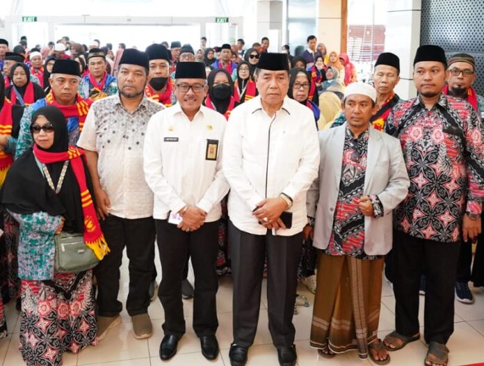Setdako Batam Jefridin, M. Pd saat melepas keberangkatan Jamaah Haji Khusus Tahun 1444 H/2023 M Zulindo Tour & Travel Service di Pelabuhan Internasional Sekupang, Rabu (14/06/2023). (Foto : abyaqsa ramadan - batamtv.com)