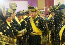 read news – Pengurus LAM Kepri Masa Bhakti 2022-2027 Dikukuhkan Gubernur Ansar Gubernur Kepri Ansar melantik dan mengukuhkan Datok Seri Setia Utama H. Abdul Razak sebagai Ketua Umum LAM Kepri Masa Khidmad Tahun 2022-2027, di Aula Wan Seri Beni, Tanjungpinang, Kamis (15/06). (Foto : abdi perdana - batamtv.com)