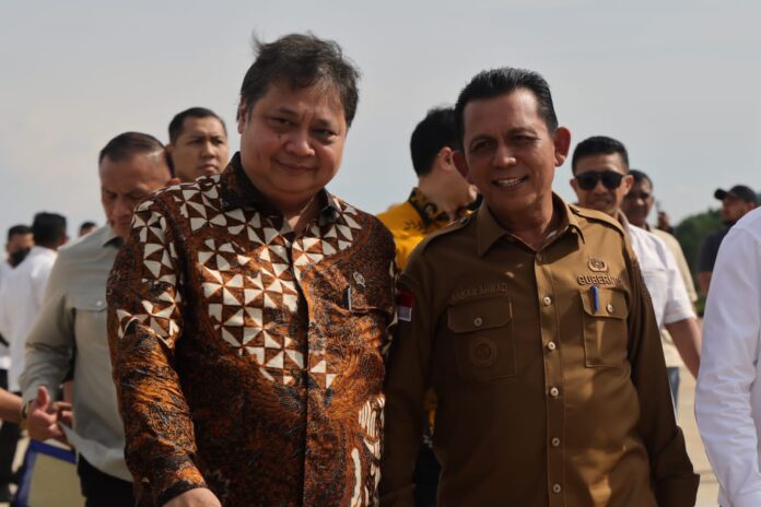 Acara Grand Launching 6 perusahaan baru yang berada di Kawasan Wiraraja Industrial Park Punggur, Kota Batam, Senin (5/6/2023) diresmikan langsung oleh Menteri Airlangga Hartarto (kiri) dan didampingi Gubernur Kepulauan Riau H. Ansar Ahmad.  (Foto : muhammad amin - batamtv.com)