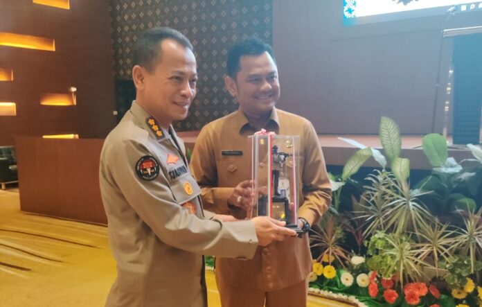 (Foto : abyaqsa ramadan - batamtv.com) Kepala Bagian Yaninfodok Biro PID Divisi Humas Polri Kombes.Pol. Tjahyono Saputro (kiri) mengatakan untuk mengimbangi berita atau informasi bohong yang menyebar begitu cepat di tengah masyarakat harus dilakukan dengan teknologi dan inovasi. (Foto : abyaqsa ramadan - batamtv.com)