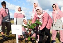 read news – Dewi Kumalsari Ansar Olahraga Bersama IKKT Ketua TP-PKK Provinsi Kepulauan Riau Hj. Dewi Kumalasari Ansar (membungkuk) mengikuti kegiatan olahraga bersama IKKT. (Foto : dwi susilo - batamtv.com)