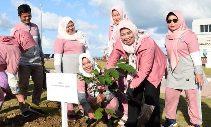 Ketua TP-PKK Provinsi Kepulauan Riau Hj. Dewi Kumalasari Ansar (membungkuk) mengikuti kegiatan olahraga bersama IKKT. (Foto : dwi susilo - batamtv.com)  