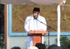 read news – Satu Sapi dan Kambing Diserahkan ke Warga Kelong Bupati Bintan Roby Kurniawan melihat semangat berbeda dari masyarakat Desa Kelong, perayaan hari besar keagamaan sebagai wujud syukur sekaligus kegembiraan bagi masyarakat. Roby melakukan penyerahan secara simbolis hewan kurban berupa satu ekor sapi dan satu ekor kambing. (Foto : abdi perdana - batamtv.com)