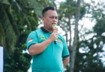 read news – Turnamen Bola Kaki Limbung Cup VI Desa Bukit Harapan Dibuka Turnamen Sepak Bola Limbung Cup VI resmi dibuka Bupati Lingga, M. Nizar, S.Sos, Minggu, (11/6/2023). (Foto : abdi perdana - batamtv.com )
