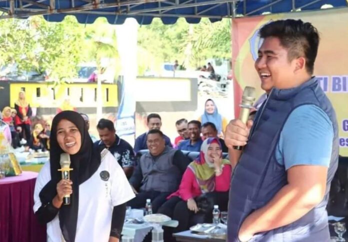 Bupati Roby Kurniawan turun ke Desa Gunung Kijang dalam rangka melakukan Temu Wicara bersama masyarakat. Senin (19/6/2023) dan menjawab pertanyaan dari warga . (Foto : abdi perdana - batamtv.com)