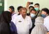 read news – Penumpukan Pasien di RSUD Muhammad Sani, Ini Kata Manajemen Rumahsakit Bupati Karimun, Aunur Rafiq saat berdialog dengan calon pasien yang menumpuk di RSUD Muhammad Sani Karimun. (Foto : abdi perdana - batamtv.com)
