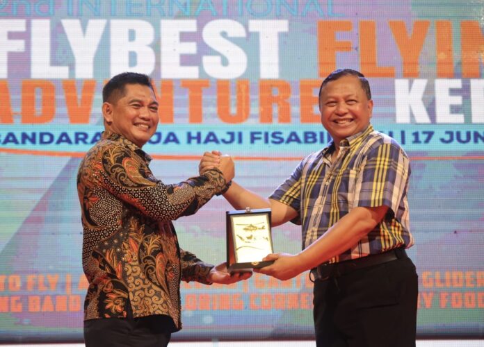 Plt. Kepala Dinas Pariwisata Kepri, Heri Mokhrizal (kiri) mewakili Gubernur Kepri Ansar, menyampaikan dukungan terhadap kegiatan ini sebagai upaya memperkenalkan pariwisata Kepri ke mancanegara. (Foto : dwi susilo - batamtv.com)