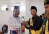 read news – Pengurus Perkumpulan Seni Pencak Silat di Kundur Diresmikan Bupati Bupati karimun Dr. H. Aunur Rafiq, S.Sos., M.Si., (kiri) saat mengukuh Pengurus Perkumpulan Seni Pencak Silat Pangean Laman Anak Berempat Kepulauan Kundur Kabupaten Karimun, di Balai Sri Gading,Tanjung Batu, Kundur Sabtu (17/06/2023). (Foto : abdi perdana - batamtv.com)