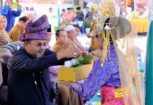 read news – Siswa siswi Gelar Panen Karya SMA Negeri 2 Karimun Bupati Karimun, Aunur Rafiq mengapresiasi karya para siswa SMA Negeri 2 Karimun dalam Panen Karya yang digelar siswa siswi SMA Negeri 2 Karimun, Kepulauan Riau Selasa (30/05). (Foto : abdi perdana - batamtv.com)