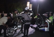 read news – Puluhan Anggota Polres Karimun Buru Pelaku Balapan Liar Inilah hasil patroli Polres Karimun yang rutin melaksanakan patroli tentang kerisauan warga yang menemukan kenakalan remaja pelaku balap liar dengan menggunakan knalpot racing . (Foto : abdi perdana - batamtv.com)