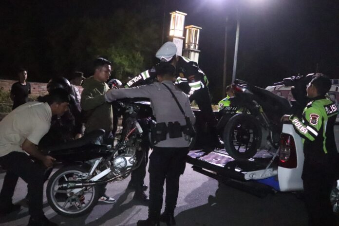 Inilah hasil patroli Polres Karimun yang  rutin melaksanakan patroli  tentang kerisauan warga yang menemukan kenakalan remaja pelaku balap liar dengan menggunakan knalpot racing . (Foto : abdi perdana - batamtv.com)