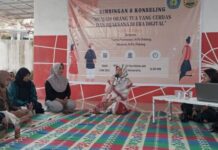 read news – Warga Villa Pesona Asri ‘Belajar’ Bersama Kaprodi Psikologi Uniba Prodi Psikologi mengirim dua orang Dosen sebagai narasumber, yaitu Yuditia Prameswari, M.Psi Psikolog (kedua dari kanan) dengan materi yang disampaikan adalah tentang Menjadi Orang Tua Cerdas & Bijaksana di Era Digital. (Foto : abyaqsa ramadan - batamtv.com)