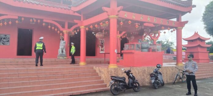 Jajaran Personil Polsek Bintan Utara melakukan pengamanan  untuk memberikan keamanan dan kenyamanan bagi Umat Buddha yang melaksanakan ibadah pada puncak perayaan Tri Suci Waisak 2567 BE Tahun 2023 ini. (Foto : dwi susilo - batamtv.com )