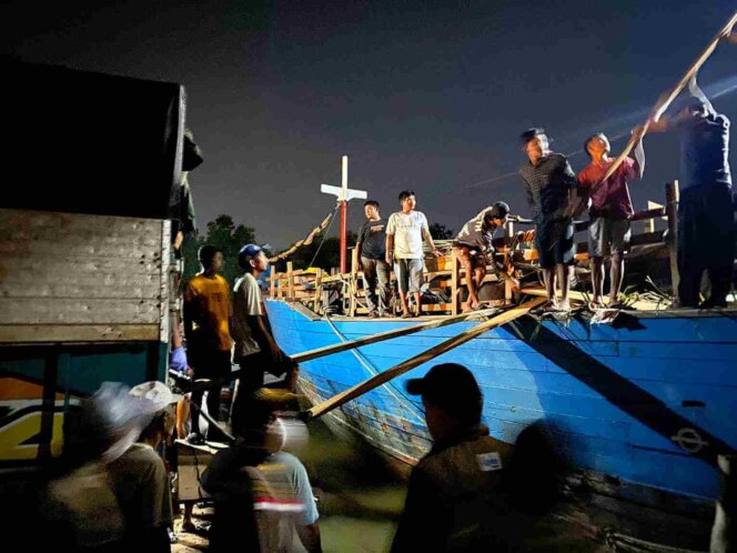 (Foto : abdi perdana - batamtv.com) Pemeriksaan dilakukan usai kedatangan sapi sapi kurban dari Natuna yang dilakukan berdasarkan Surat Edaran (SE) Satgas PMK No. 8 tahun 2022. Pemeriksa pertama dokumen lengkap, seperti dokumen karantina atau hasil laboratoium. (Foto : abdi perdana - batamtv.com)