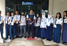 read news – Siswa SMP Peserta Program Kelas Beasiswa PT Timah Diterima Siswa SMP Negeri 3 Kundur Barat, Hadi Syahputra diantara para siswa yang berhasil diterima di program kelas beasiswa PT Timah Tbk pada SMAN 1 Pemali. Hadi akhirnya bisa lolos setelah menyelesaikan berbagai rangkaian test yang diberikan. (Foto : abdi perdana - batamtv.com)