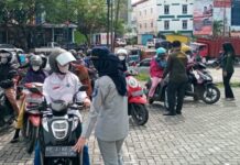 read news – 91 Kendaraan Terjaring Razia Pajak Samsat Tanjungpinang Kepala UPT PPD Samsat Tanjungpinanng Hanafiah (jilbab hitam pakai topi) menjelaskan razia bertujuan untuk menertibkan pajak kendaraan bermotor. Dengan adanya razia ini dapat meningkatkan pendapatan pajak kendaraan bermotor di Samsat Tanjungpinang. (Foto: dwi susilo - batamtv.com)