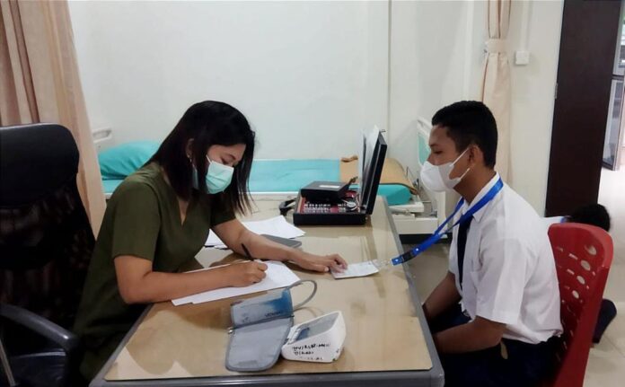 PT Timah Karimun menggelar tes kesehatan di Rumah Sakit Bakti Timah (RSBT) Karimun, Selasa 06/06/2023. Tes ini diperuntukkan bagi delapan siswa asal Kabupaten Meranti dan Kabupaten Karimun. (Foto : abdi perdana - batamtv.com)