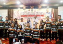 read news – Tampil Lebih Profesional, PBVSI Kepri Gelar Penataran Wasit Para peserta penataran dan pelatihan wasit bersama Ketua PBVSI Kepri Ririn Warsiti (jilbab hitam deret belakang, tengah) saat pembukaan. (Foto : abyaqsa ramadna - batamtv.com)