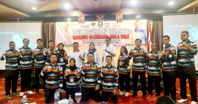 Para peserta penataran dan pelatihan wasit bersama Ketua PBVSI Kepri Ririn Warsiti (jilbab hitam deret belakang, tengah) saat pembukaan. (Foto : abyaqsa ramadna - batamtv.com)