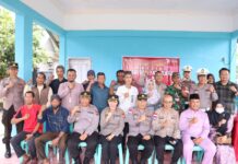 read news- Warga Tebing Berharap Ibu Rumah Tangga juga Dapat Penyuluhan Narkoba Wakapolres Karimun Kompol Petra C.K. Tumengkol (saf depan , tengah) membuka seluas luasnya komunikasi dengan tokoh masyarakat yang hadir, terkait kamtibmas di wilayah Kelurahan Pamak Kecamatan Tebing dan disambut antusias oleh masyarakat. (Foto : abadi perdana - batamtv.com)