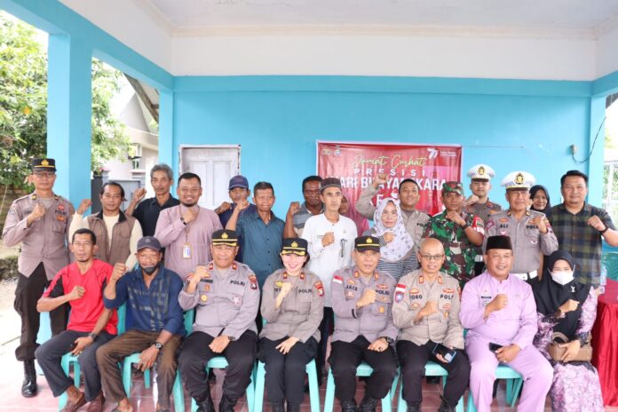   Wakapolres Karimun Kompol Petra C.K. Tumengkol  (saf depan , tengah) membuka seluas luasnya komunikasi dengan tokoh masyarakat yang hadir, terkait kamtibmas di wilayah Kelurahan Pamak Kecamatan Tebing dan disambut antusias oleh masyarakat. (Foto : abadi perdana - batamtv.com)
