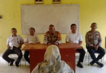 read news – Warga Harap ada Patroli di Daerah Rawan Anak Sekolah Nongkrong di Moro Kapolsek Moro AKP Rizal Rahim (tengah ) saat bersama dengan majelis guru SMKN 1 Moro mengupas persoalan di sekitar.Majelis guru SMKN 1 Moro dalam silaturahmi bersama Polsek Moro Jumat (09/06/2023). (Foto : abdi perdana - batamtv.com)