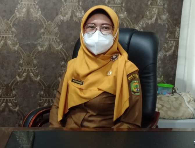 (Foto: dwi susilo -batamtv.com) Kepala Dinas Kesehataatan Pengendalian Penduduk dan Kekuarga Barencana Tanjungpinang , Elfiani Sandri mrmvajak anak anak SD yang ingin sunat massal agar mendaftar (Foto: dwi susilo -batamtv.com)