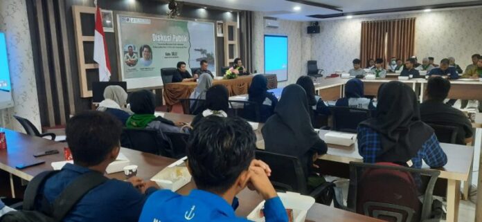 Diskusi publik dampak perubahan iklim pulau-pulau kecil di Kepulauan Riau (Kepri) dibuka oleh Rektor UMRAH Agung Dhamar Syakti. (Foto : dwi susilo - batamtv.com)