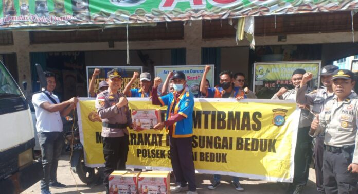 Akp. Benny Syahrizal. S.H. M.H/ Kapolsek Sungai Beduk saat menyerahkan bantian sembako ke para julir. (Foto: muhammad amin - batamtv.com